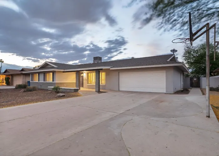 Spacious Scottsdale Getaway With Pool Holiday home *